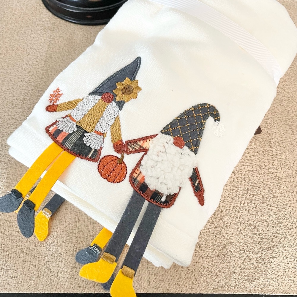 NWT SET OF 2 3D Fall Gnomes Hand Towels - Picture 6 of 7